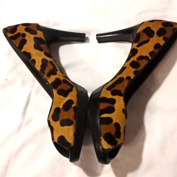 Woman's Stuart Weitzman Cheetah Print Heels Sz:7M - Picture 2 of 8